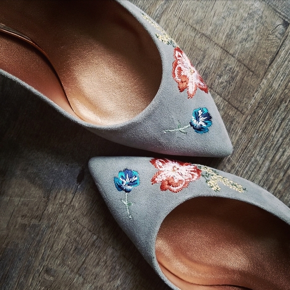🍒NEW🍒 TED BAKER EMBROIDERED SUEDE PUMPS - Picture 2 of 8
